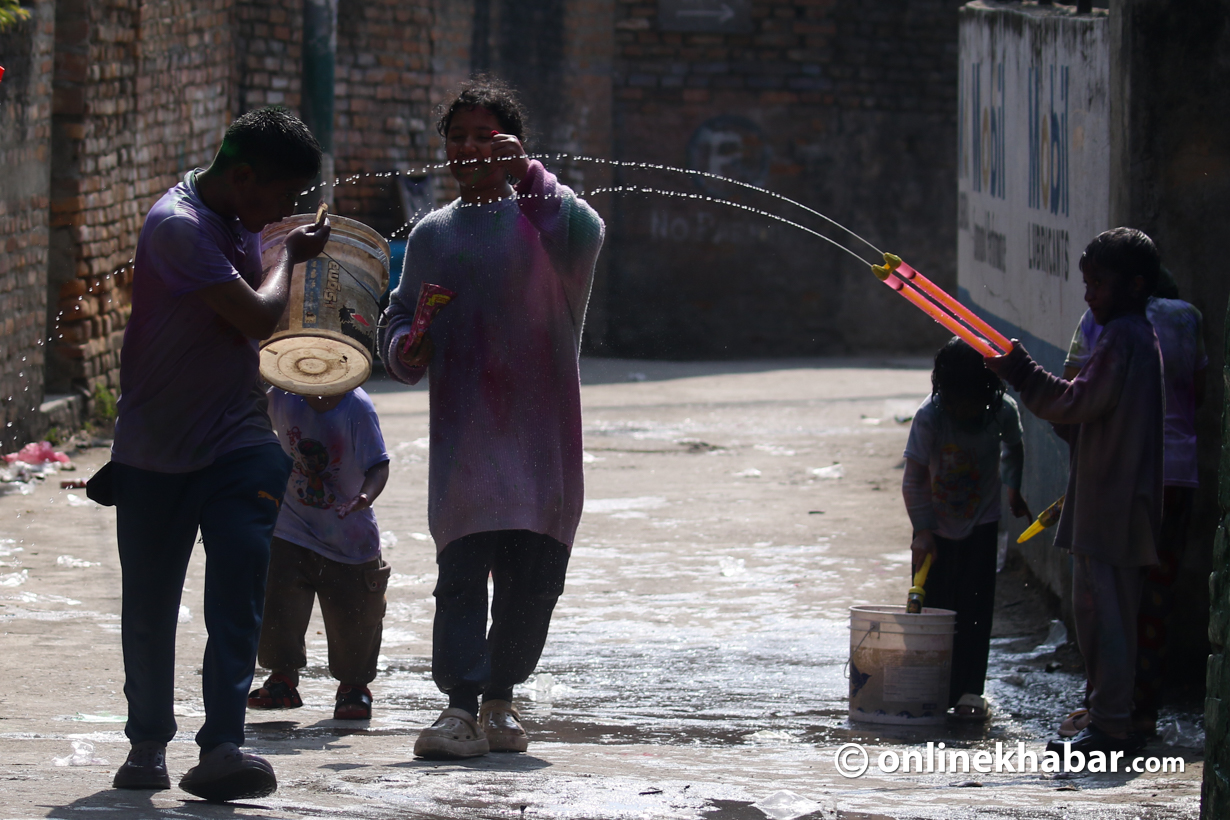 मनाइयो होली (तस्वीरहरू)