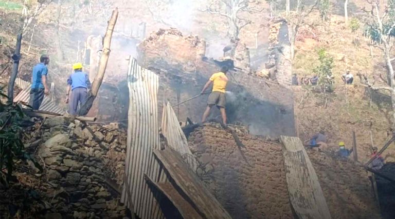 ओखलढुङ्गामा निजी घरमा आगलागी हुँदा २० लाख बराबरको क्षति