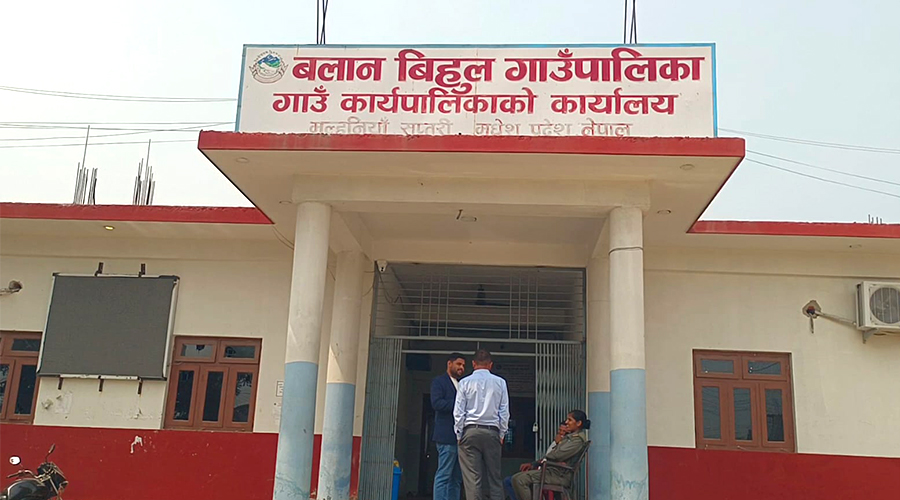 गाउँपालिका अध्यक्षको छड्के अनुगमन : २५ कर्मचारीको हाजिरीमा रातो