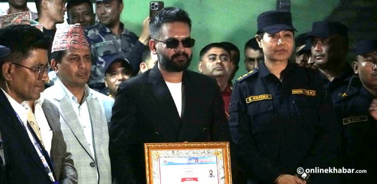 झापा-५ बाट निर्वाचित भएपछि बालेनले बुझे प्रमाणपत्र