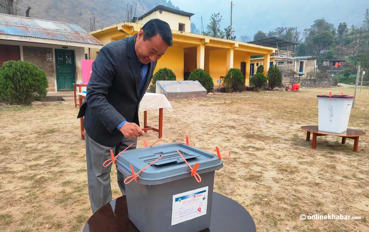 मतदानपछि वर्षमानले भने– देश निर्माणका लागि सबैले मताधिकार प्रयोग गरौं