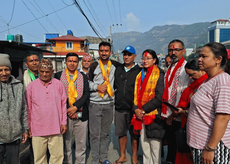 कास्की ३ मा विजयी बिनाले जेनजी आन्दोलनका घाइते भेटेर थालिन् धन्यवाद यात्रा