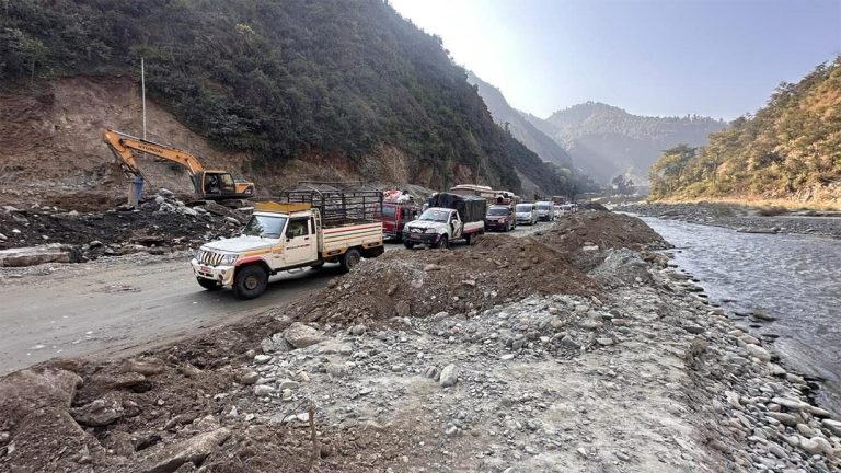 बिपी राजमार्ग खुल्यो, सावधानीपूर्वक यात्रा गर्न प्रशासनको अनुरोध