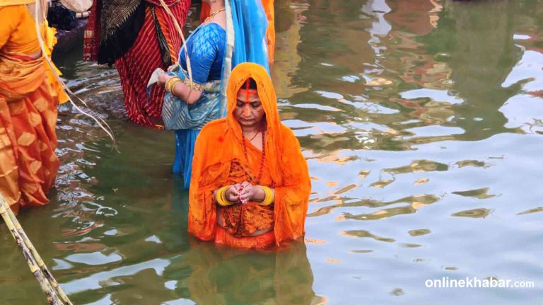 उदाउँदो सूर्यलाई अर्घ दिँदै सकियो चैती छठ