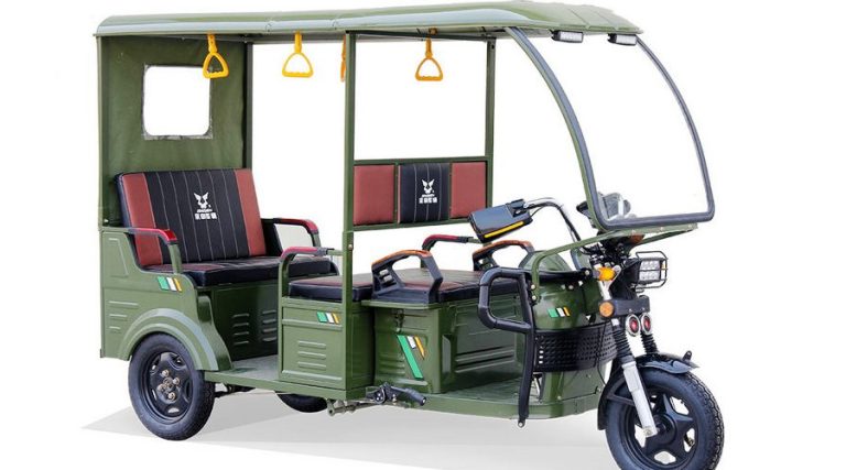 सिटी सफारी चढेकी किशोरी बलात्कृत, चालक पक्राउ