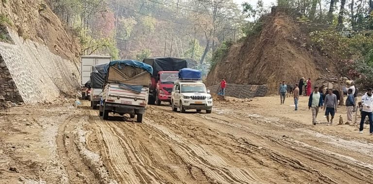 दाउन्नेको सडक एकतर्फी सञ्चालन, ५ किलोमिटरसम्म जाम