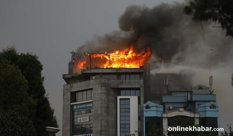 पुल्चोकको दाउरा थकालीमा आगलागी (तस्वीरहरू)