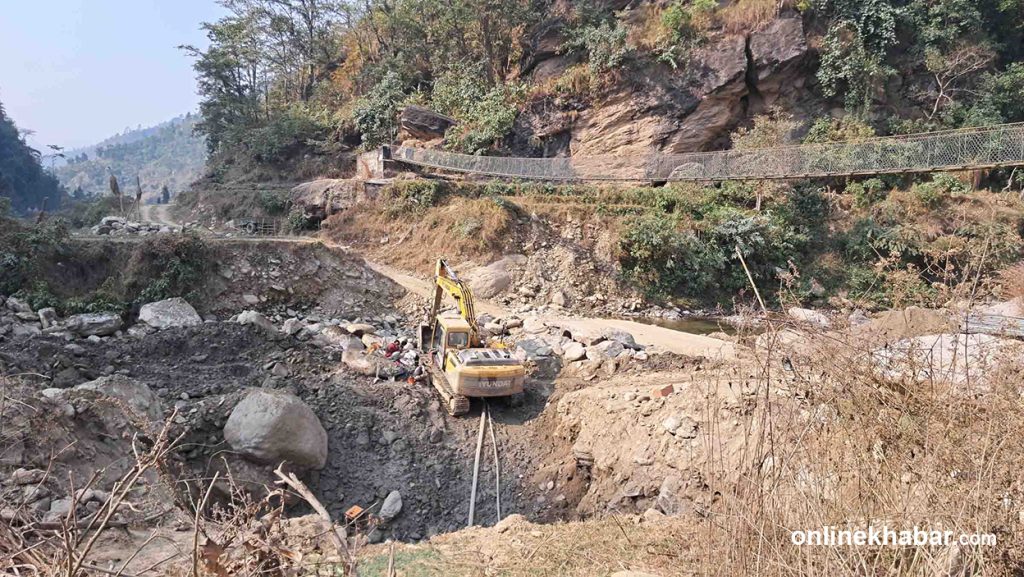 खोटाङको दिखुवा खोला पुल बनाउन ढिलासुस्ती, निर्माण व्यवसायीलाई सोधियो स्पष्टीकरण