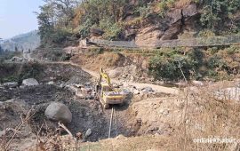खोटाङको दिखुवा खोला पुल बनाउन ढिलासुस्ती, निर्माण व्यवसायीलाई सोधियो स्पष्टीकरण