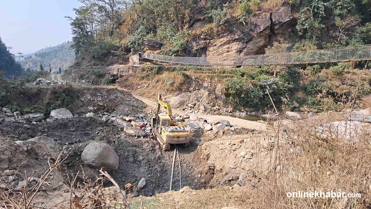 खोटाङको दिखुवा खोला पुल बनाउन ढिलासुस्ती, निर्माण व्यवसायीलाई सोधियो स्पष्टीकरण