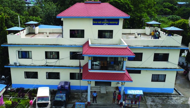 मकवानपुरमा प्रहरीमाथि आक्रमण, आत्मरक्षाका लागि गोली चलाउँदा एकजना घाइते