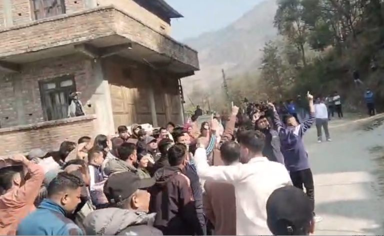 दोलखाको मालुमा मतदान रोकियो