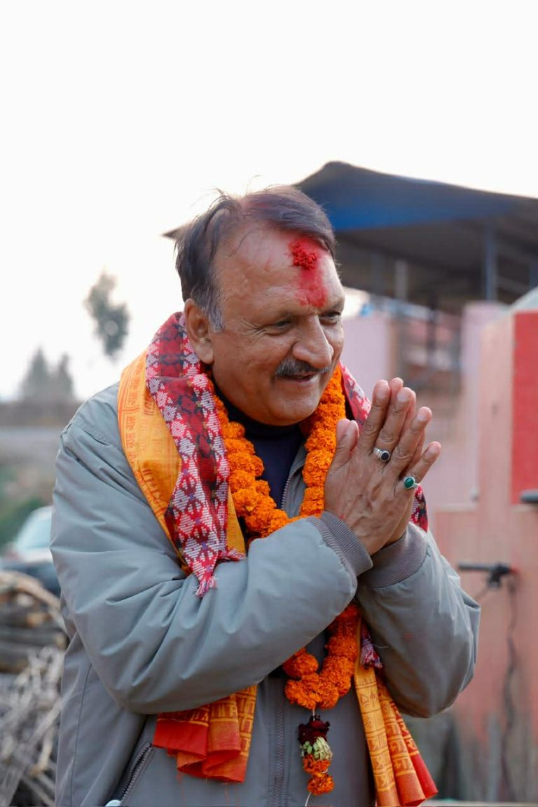 पूर्वअर्थमन्त्री डा. महतले नुवाकोटबाट गरे मतदान