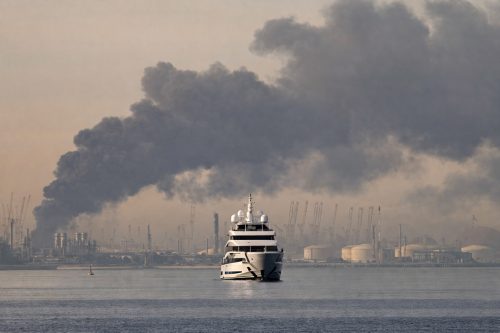 दुबई बन्दरगाहमा कुवेतको ठूलो तेल ट्यांकरमा आक्रमण, अन्तर्राष्ट्रिय बजारमा असर
