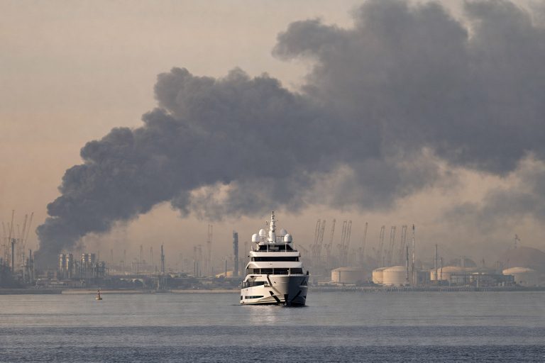 दुबई बन्दरगाहमा कुवेतको ठूलो तेल ट्यांकरमा आक्रमण, अन्तर्राष्ट्रिय बजारमा असर