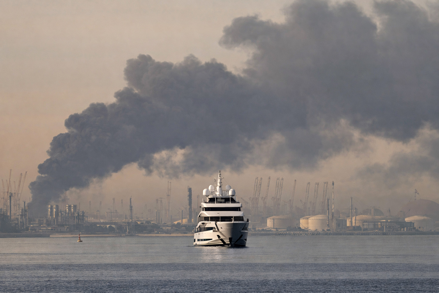 दुबई बन्दरगाहमा कुवेतको ठूलो तेल ट्यांकरमा आक्रमण, अन्तर्राष्ट्रिय बजारमा असर