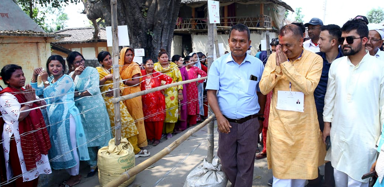 काठमाडौंमा मतदान गरेर सर्लाही पुगे गगन (तस्वीरहरू)