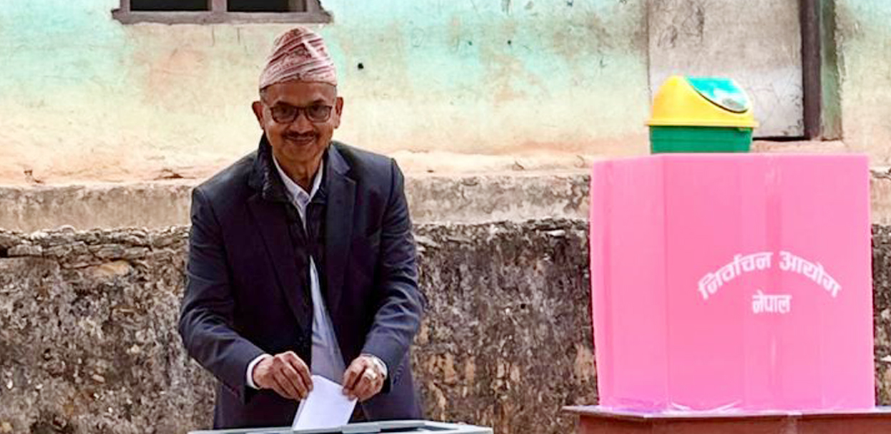 डा. गोविन्दराज पोखरेलले प्युठानबाट गरे मतदान