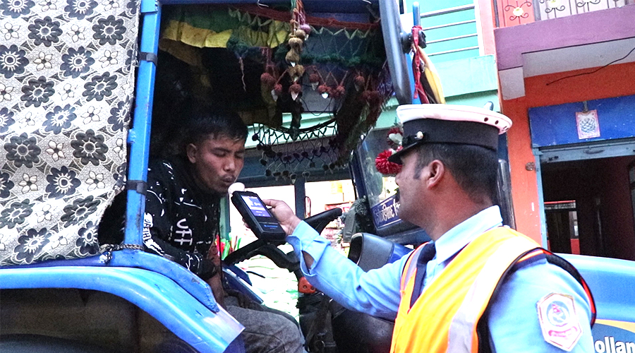 तम्घासमा ट्राफिक सचेतना अभियान, सुरक्षित यात्रामा जोड