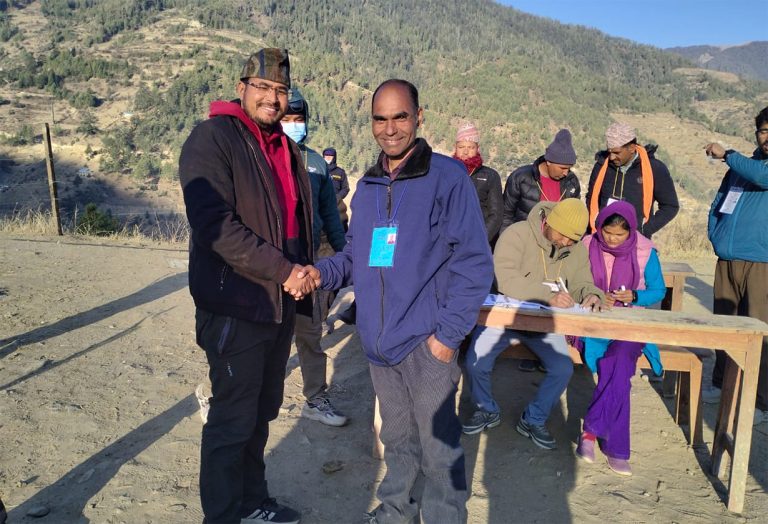 जुम्लामा ज्ञानेन्द्र शाही र मनऋषि धितालले गरे एकै ठाउँबाट मतदान