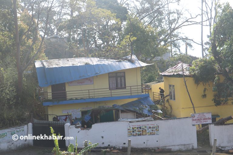 धनकुटामा हावाहुरीले लाखौँको क्षति, जिल्लाभर विद्युत अवरुद्ध