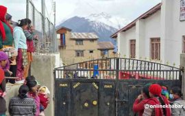 हुम्लामा खानेपानी अभाव, स्थानीयले घेरे जिल्ला प्रशासन कार्यालय