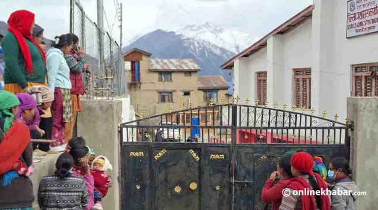 हुम्लामा खानेपानी अभाव, स्थानीयले घेरे जिल्ला प्रशासन कार्यालय