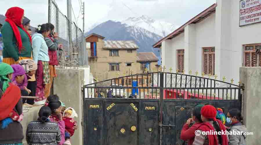 हुम्लामा खानेपानी अभाव, स्थानीयले घेरे जिल्ला प्रशासन कार्यालय