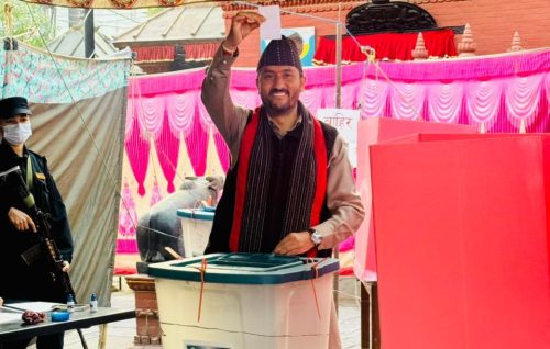 ललितपुर-२ मा पूर्वसञ्चारमन्त्री जगदीश खरेलद्वारा मतदान