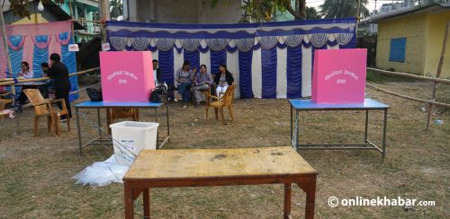 झापा-५ : दमकमा यसरी हुँदैछ मतदान तयारी (तस्वीरहरू)