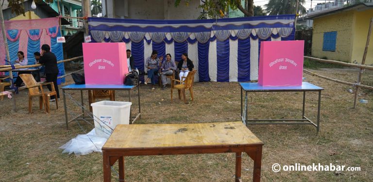 झापा-५ : दमकमा यसरी हुँदैछ मतदान तयारी (तस्वीरहरू)