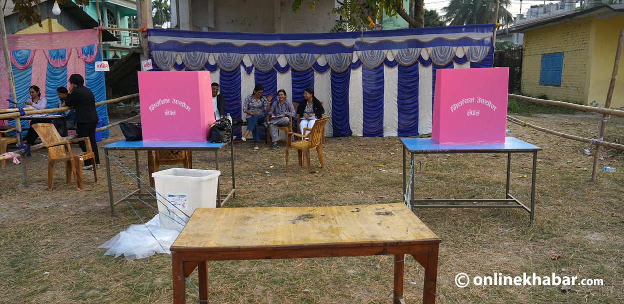 झापा-५ : दमकमा यसरी हुँदैछ मतदान तयारी (तस्वीरहरू)