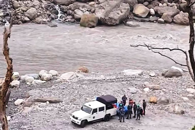 प्रहरीले जाँच गर्दा भागेका युवा कालीगण्डकीमा हाम फालेर बेपत्ता