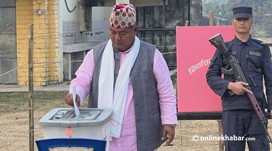 एमाले नेता किसान श्रेष्ठले बाराबाट गरे मतदान