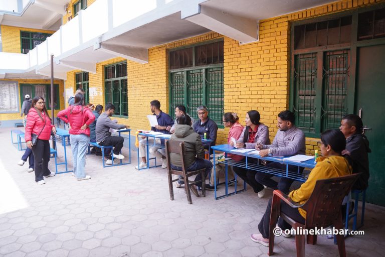 मतदान केन्द्रहरूमा यसरी हुँदैछ तयारी (तस्वीरहरू)