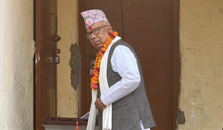 माधव नेपालले गौरबाट गरे मतदान