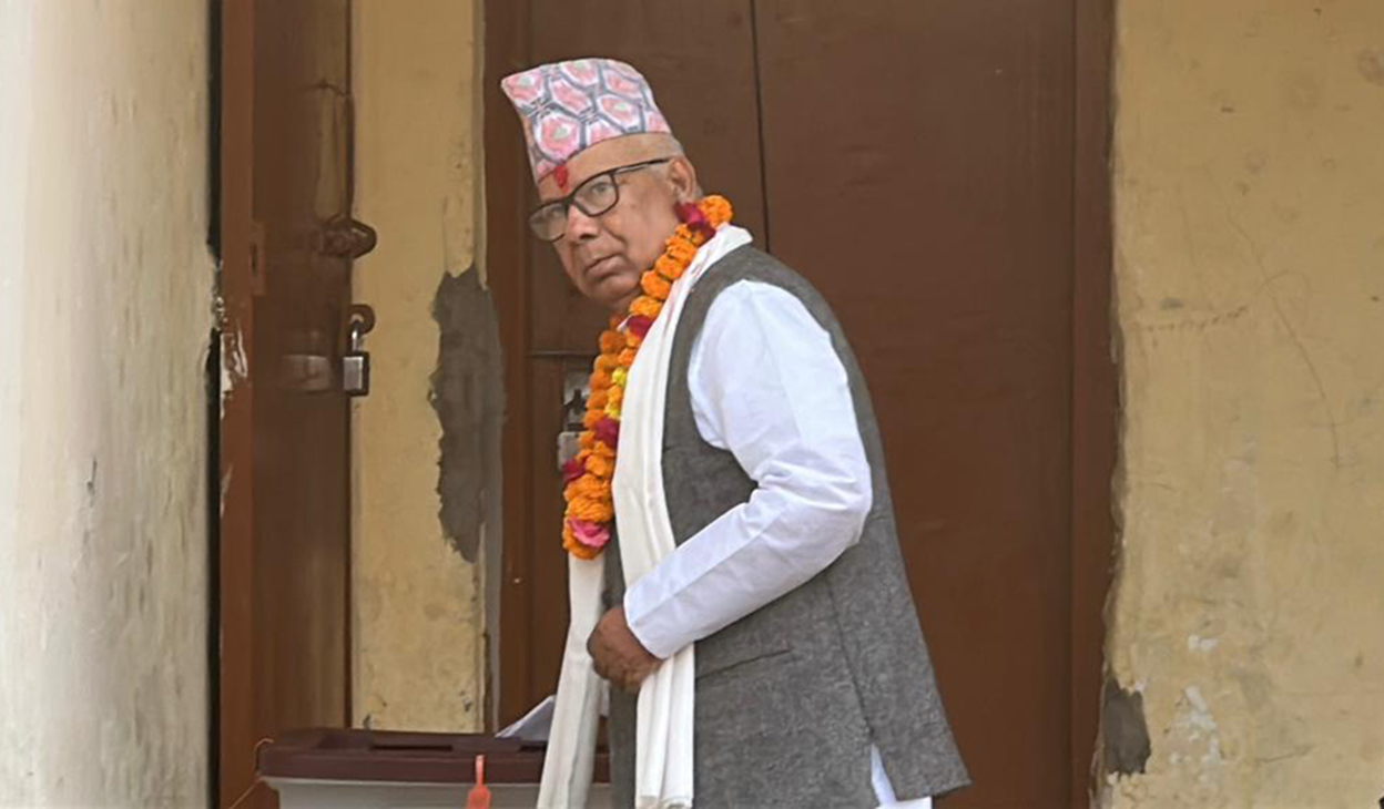 माधव नेपालले गौरबाट गरे मतदान