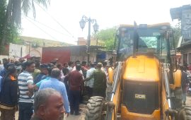 मधेश प्रदेशमा गृहमन्त्रीको एक्सन : डोजरले खाली गराए जनकपुरको फुटपाथ