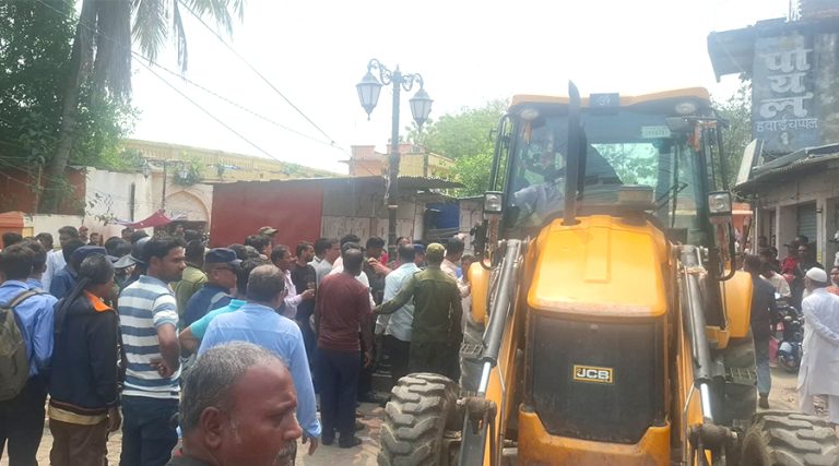 मधेश प्रदेशमा गृहमन्त्रीको एक्सन : डोजरले खाली गराए जनकपुरको फुटपाथ
