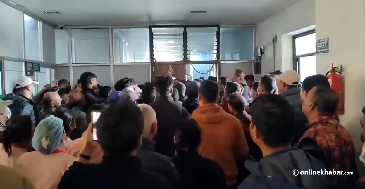 मनमोहन अस्पतालमा उपचाररत घाइतेको मृत्यु भएपछि तनाव