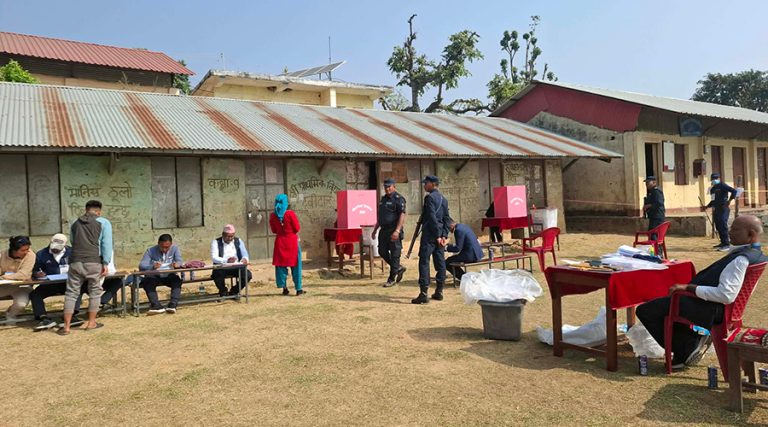 ३ बजेसम्म मकवानपुरमा खस्यो ५२ प्रतिशत मत