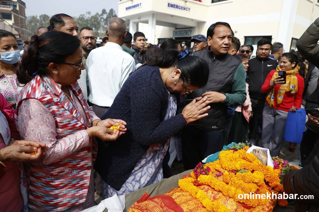 केपी ओलीका पितालाई श्रद्धाञ्जली दिन पुगे प्रचण्ड