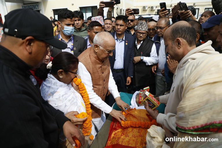 अस्पतालमा ओली पिताप्रति श्रद्धाञ्जली (तस्वीरहरु)