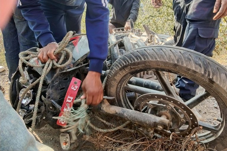 मोटरसाइकल दुर्घटनामा चालकको मृत्यु, दुई जना घाइते