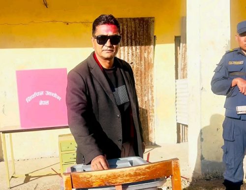 नेकपाका उम्मेदवार नरेश भण्डारीले गरे मतदान