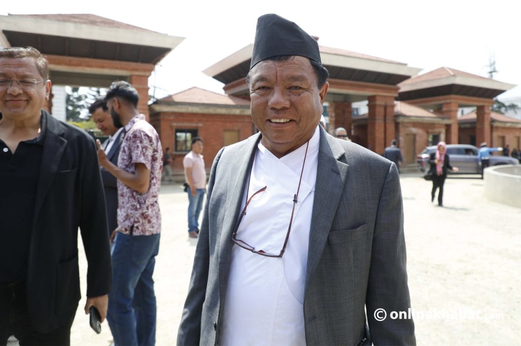 शपथ लिन पुगेका महावीर पुन भन्छन्– जे जे आइपर्छ त्यही गर्छु