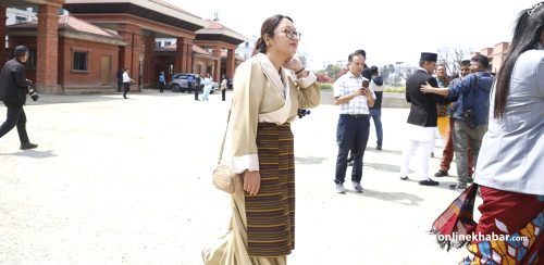 थरीथरी भेषभूषामा शपथ लिन पुगे नवनिर्वाचित सांसद (तस्वीरहरू)