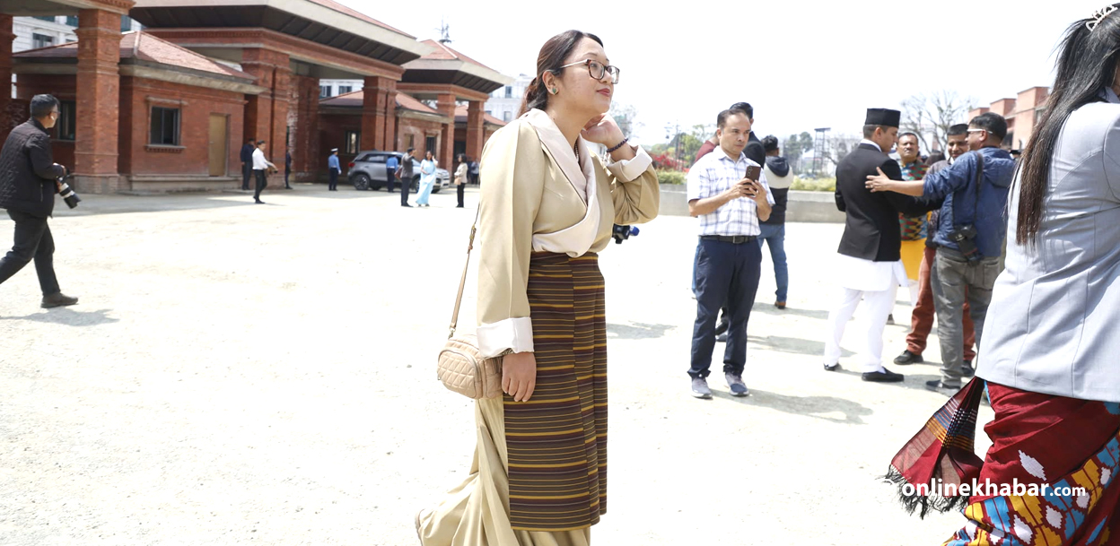 थरीथरी भेषभूषामा शपथ लिन पुगे नवनिर्वाचित सांसद (तस्वीरहरू)