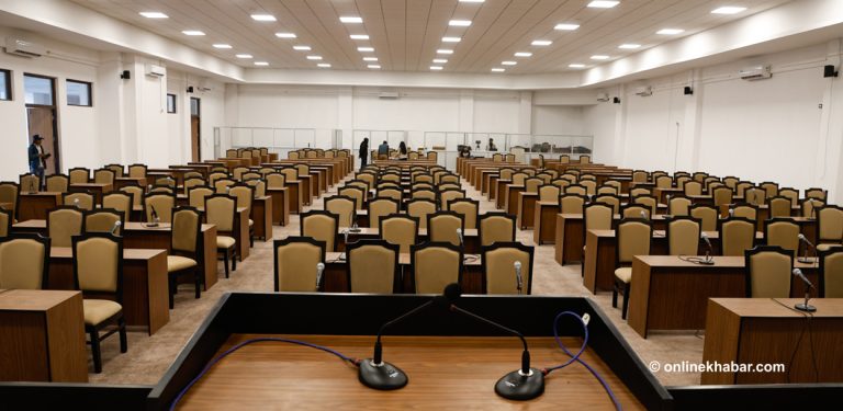 नयाँ सांसदलाई स्वागत गर्न पर्खिरहेको संसद्‌का कुर्सी (तस्वीरहरू)