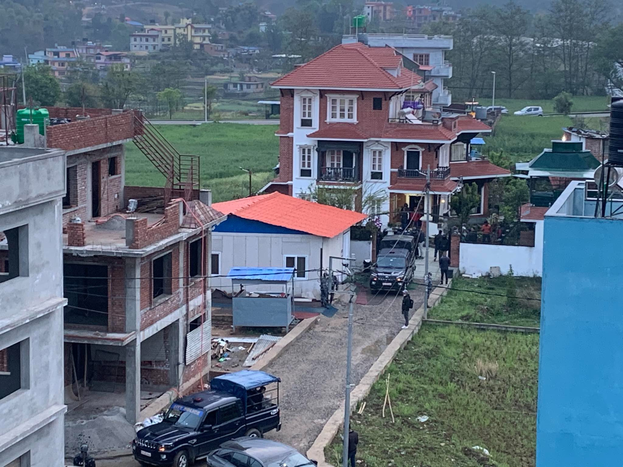 ओली पक्राउ गर्न निवासमा छिर्‍यो प्रहरी